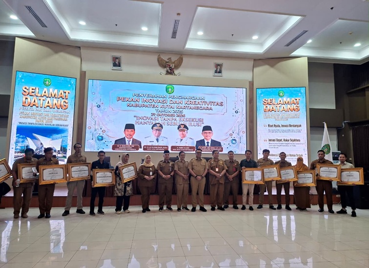 Bupati Kukar Aulia Rahman Basri menyerahkan penghargaan kepada para inovator terbaik dalam Pekan Inovasi dan Kreativitas Daerah Kabupaten Kutai Kartanegara, Selasa (27/10/2026). (Dilla/Lingkarkaltim)