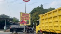 Terpantau spanduk imbauan larangan melintas bagi kendaraan muatan berat di Jalan Pusaka relatif berukuran kecil sehingga membutuhkan peremajaan rambu dan pengawasan lebih ketat, Samarinda, Jumat (16/10/2026. (Devi/Lingkarkaltim)