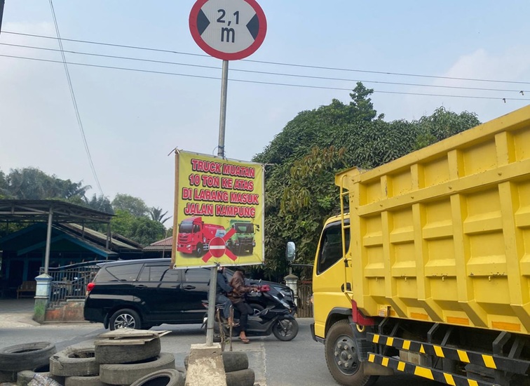 Terpantau spanduk imbauan larangan melintas bagi kendaraan muatan berat di Jalan Pusaka relatif berukuran kecil sehingga membutuhkan peremajaan rambu dan pengawasan lebih ketat, Samarinda, Jumat (16/10/2026. (Devi/Lingkarkaltim)