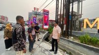 Wali Kota Samarinda, Andi Harun saat meninjau langsung titik galian liar disepanjang Jalan AM Sangaji hingga sepanjang Jalan Hasan Basri, Jum'at, (23/10/26). (Devi/Lingkarkaltim)