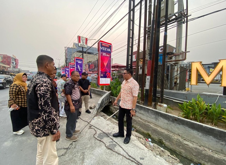Wali Kota Samarinda, Andi Harun saat meninjau langsung titik galian liar disepanjang Jalan AM Sangaji hingga sepanjang Jalan Hasan Basri, Jum'at, (23/10/26). (Devi/Lingkarkaltim)