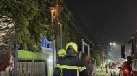 Proses Pemadaman Oleh Disdamkarmatan Kukar (Dok. Disdamkarmatan Kukar)