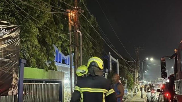 Proses Pemadaman Oleh Disdamkarmatan Kukar (Dok. Disdamkarmatan Kukar)