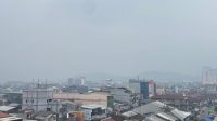 Penampakan kabut asap putih pekat akibat karhutla yang memudar tampilan lanskap perkotaan di Samarinda yang memperpendek jarak pandang. Kamis (15/10/2026). (Devi/Lingkarkaltim)