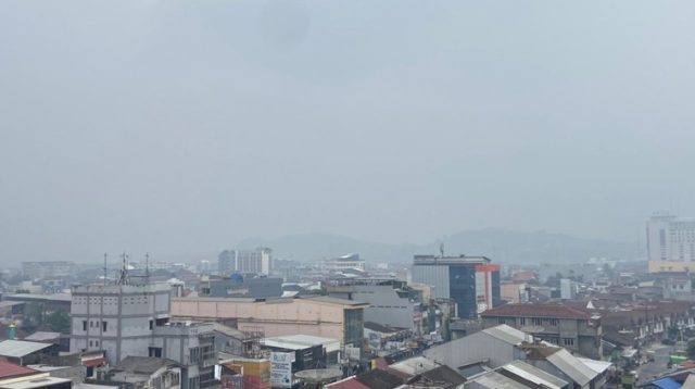 Penampakan kabut asap putih pekat akibat karhutla yang memudar tampilan lanskap perkotaan di Samarinda yang memperpendek jarak pandang. Kamis (15/10/2026). (Devi/Lingkarkaltim)