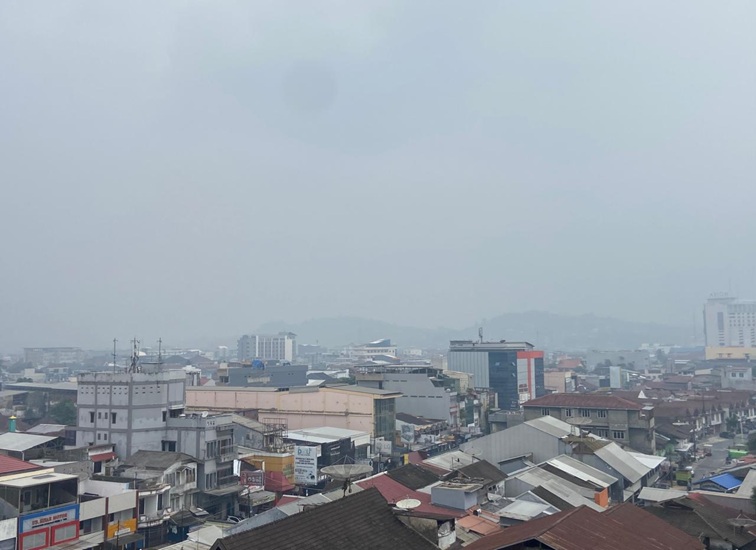 Penampakan kabut asap putih pekat akibat karhutla yang memudar tampilan lanskap perkotaan di Samarinda yang memperpendek jarak pandang. Kamis (15/10/2026). (Devi/Lingkarkaltim)