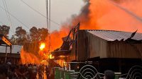 Kebakaran di Gang Wakaf 2 Kelurahan Melayu Tenggarong.(Achmad/Lingkarkaltim)