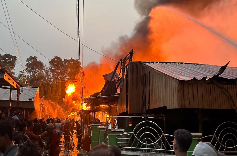 Kebakaran di Gang Wakaf 2 Kelurahan Melayu Tenggarong.(Achmad/Lingkarkaltim)