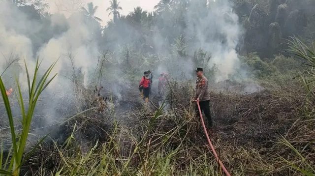 Proses Pemadaman Karhutla Polsek Tenggarong Seberang (Dok. Polsek Tenggarong Seberang)