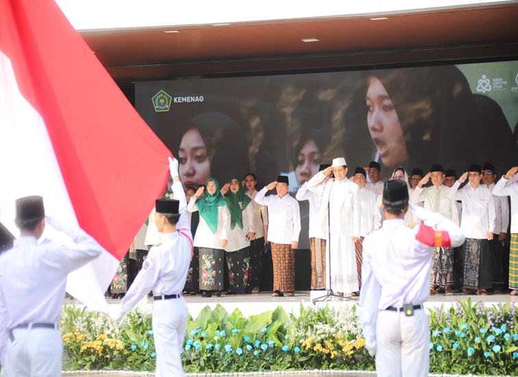 Menag Nasaruddin Umar saat mengikuti upacara Peringatan Hari Santri 2026. (dok. Kemenag RI)