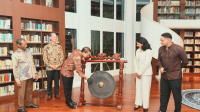 Menteri Kebudayaan RI, Fadli Zon, membuka pameran There Was Something Here Before karya Zahira Asmal di Erasmus Huis, Jakarta, Jumat (2/10/2026). (Dok. Menbud RI)