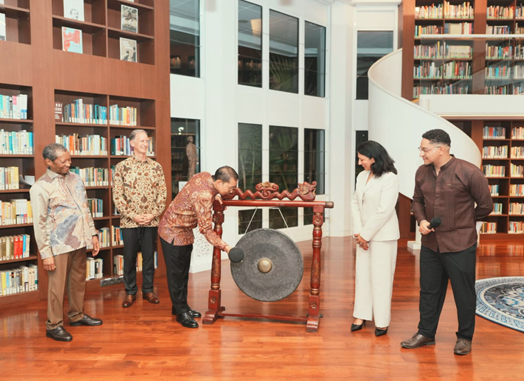 Menteri Kebudayaan RI, Fadli Zon, membuka pameran There Was Something Here Before karya Zahira Asmal di Erasmus Huis, Jakarta, Jumat (2/10/2026). (Dok. Menbud RI)