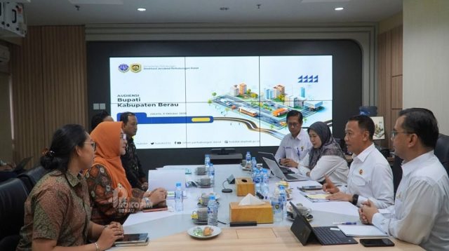 Sri Juniarsih saat melakukan audiensi dengan Direktur Jenderal Perhubungan Darat Kemenhub RI, Aan Suhanan, Kamis (8/10/2026).(Hms Pemkab Berau)