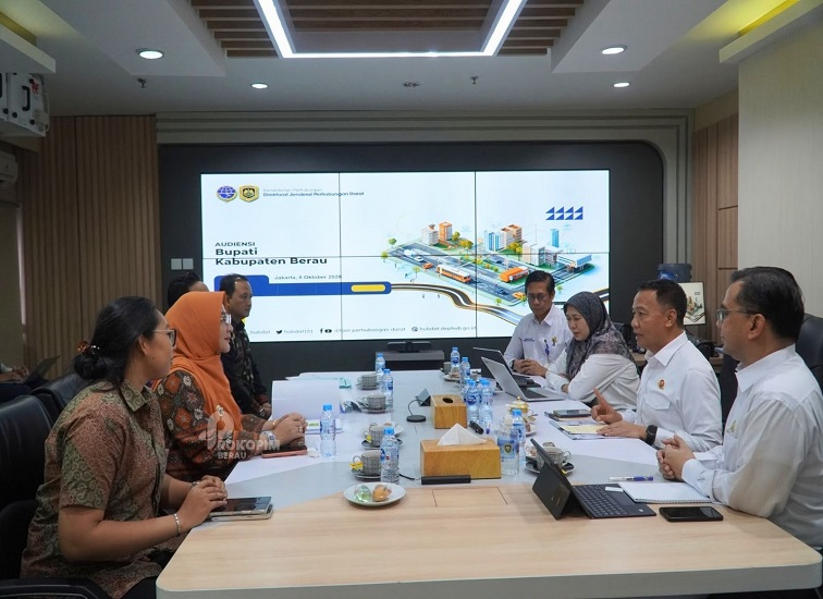 Sri Juniarsih saat melakukan audiensi dengan Direktur Jenderal Perhubungan Darat Kemenhub RI, Aan Suhanan, Kamis (8/10/2026).(Hms Pemkab Berau)