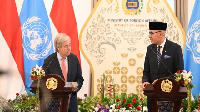 Menteri Luar Negeri RI Arrmanatha Nasir menerima kunjungan Sekretaris Jenderal Perserikatan Bangsa-Bangsa (Sekjen PBB), António Guterres, di Gedung Pancasila, Kementerian Luar Negeri RI (19/10/26). (dok. Kemenlu RI)