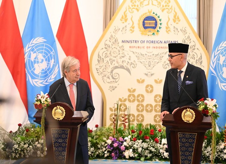 Menteri Luar Negeri RI Arrmanatha Nasir menerima kunjungan Sekretaris Jenderal Perserikatan Bangsa-Bangsa (Sekjen PBB), António Guterres, di Gedung Pancasila, Kementerian Luar Negeri RI (19/10/26). (dok. Kemenlu RI)