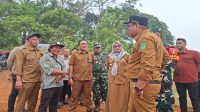 knjungn Bupati Kukar bersama Forkopimda tinjau pangsung lokasi Sumur Bor,Musala hingga jalan usaha tani, Desa Jembayan Tengah, Dusun Tudungan, Selasa (13/10/26). (Dilla/lingkarkaltim)