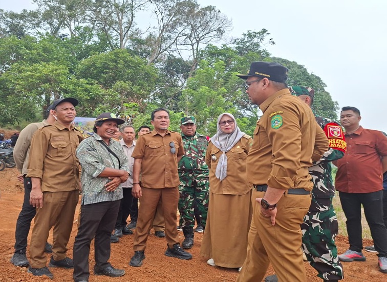 Bupati Kukar bersama Forkopimda tinjau pangsung lokasi Sumur Bor,Musala hingga jalan usaha tani, Desa Jembayan Tengah, Dusun Tudungan, Selasa (13/10/26). (Dilla/lingkarkaltim)
