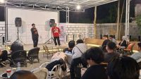 komika Salah seorang komika dari Komunitas Stand Up Comedy Tenggarong membawakan materi humor di hadapan para penonton saat sesi open mic mingguan di Cafe Haha,Tenggarong, Rabu (7/10/2026) malam. (Dilla/lingkarkaltim)