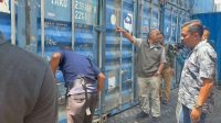 Kontainer bermuatan kayu di Terminal Berlian, Pelabuhan Tanjung Perak, Surabaya, pada Selasa malam, (20/10/2026). (Dok. Kemenhut RI)