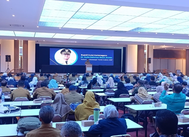Bupati Kukar Aulia Rahman Basri membuka Festival Lokal Gemini Academy Impact Awards 2026 di Gedung Putri Karang Melenu (PKM), Tenggarong Seberang, Selasa (27/10/2026). (Dilla/Lingkarkaltim)