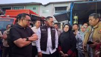 Wagub Seno Aji didampingin Bupati Kukar dan instansi terkait meninjau langsung lokasi pasca kebakaran di Jalan AM Alimuddin,Tenggarong, Kamis (8/10/26). (Dilla/lingkarkaltim)