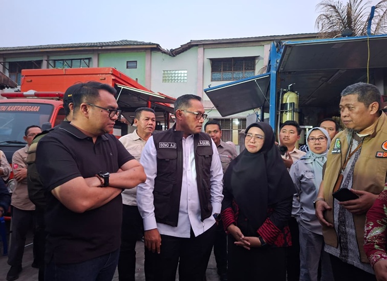 Wagub Seno Aji didampingin Bupati Kukar dan instansi terkait meninjau langsung lokasi pasca kebakaran di Jalan AM Alimuddin,Tenggarong, Kamis (8/10/26). (Dilla/lingkarkaltim)
