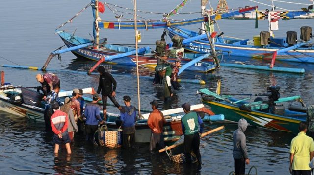 Aktivitas nelayan di laut. (dok. Kementerian Kelautan dan Perikanan)