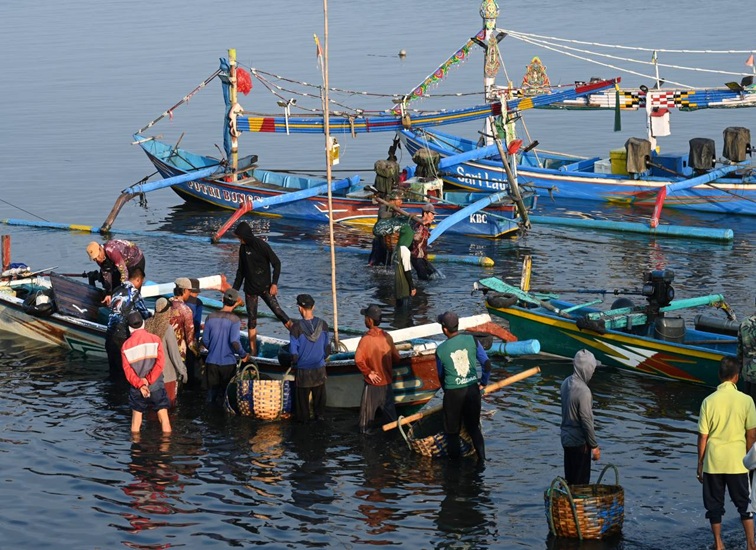 Aktivitas nelayan di laut. (dok. Kementerian Kelautan dan Perikanan)