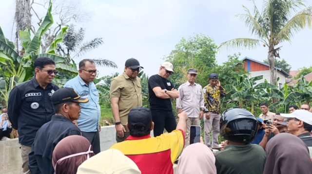 Peninjauan Lapangan Pemkab Kukar & Pemkot Samarinda terkait Pengendalian Aliran Air di Desa Loa Janan Ulu Kecamatan Loa Janan, Sodetan KM 2 , Sabtu (3/10/26). (Dilla/lingkarkaltim)