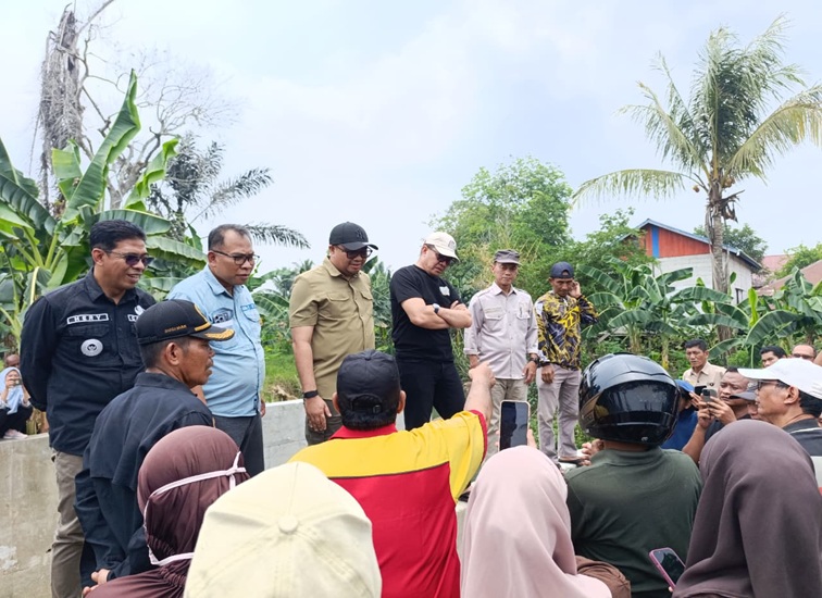 Peninjauan Lapangan Pemkab Kukar & Pemkot Samarinda terkait Pengendalian Aliran Air di Desa Loa Janan Ulu Kecamatan Loa Janan, Sodetan KM 2 , Sabtu (3/10/26). (Dilla/lingkarkaltim)