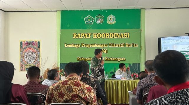 Rakor LPTQ Kab. Kukar yang dipimpin langsung Ketua Umum Lembaga Pengembangan Tilawatil Qur’an (LPTQ) Kukar, Sunggono dan OPD Terkait di Ruang Rapat Kantor LPTQ, Jalan Jelawat, Tenggarong, Kamis (15/10/26). (Dilla/lingkarkaltim)