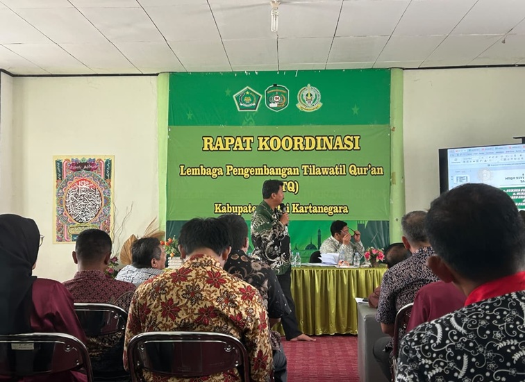 Rakor LPTQ Kab. Kukar yang dipimpin langsung Ketua Umum Lembaga Pengembangan Tilawatil Qur’an (LPTQ) Kukar, Sunggono dan OPD Terkait di Ruang Rapat Kantor LPTQ, Jalan Jelawat, Tenggarong, Kamis (15/10/26). (Dilla/lingkarkaltim)