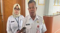 Asisten II Bidang Perekonomian dan Pembangunan Pemkot Samarinda, Marnabas Pattiroy (kanan). (Devi/Lingkarkaltim)