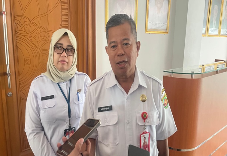 Asisten II Bidang Perekonomian dan Pembangunan Pemkot Samarinda, Marnabas Pattiroy (kanan). (Devi/Lingkarkaltim)