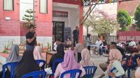 Petugas Kelurahan Bagikan bantuan berupa uang kepada korban kebakaran di Jalan AM Alimuddin, Kantor Lurah Melayu, Tenggarong, Jumat (16/10/26). (Dilla/lingkarkaltim)