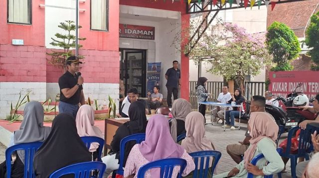 Petugas Kelurahan Bagikan bantuan berupa uang kepada korban kebakaran di Jalan AM Alimuddin, Kantor Lurah Melayu, Tenggarong, Jumat (16/10/26). (Dilla/lingkarkaltim)