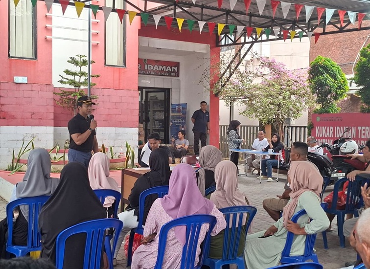 Petugas Kelurahan Bagikan bantuan berupa uang kepada korban kebakaran di Jalan AM Alimuddin, Kantor Lurah Melayu, Tenggarong, Jumat (16/10/26). (Dilla/lingkarkaltim)