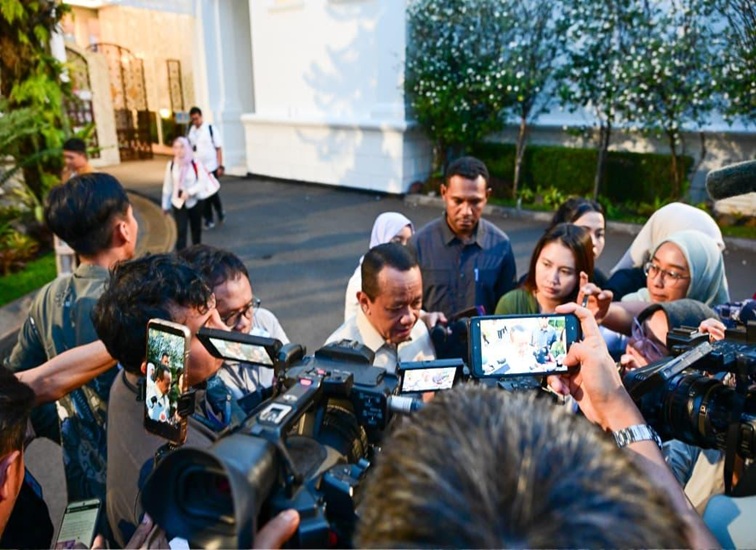 Menteri Koordinator Bidang Hilirisasi dan Transisi Energi Bahlil Lahadalia usai pertemuan dengan Presiden Prabowo Subianto pada Kamis (29/10/2026). (dok. Kemensetneg RI)