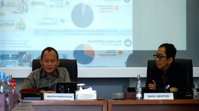 Menteri Perindustrian (Menperin) Muhammad Sarmuji dalam rapat kerja internal dengan Direktorat Jenderal Industri Kecil, Menengah, dan Aneka (IKMA) di Jakarta, Rabu (7/10/26). (dok. kemenperin.go.id)