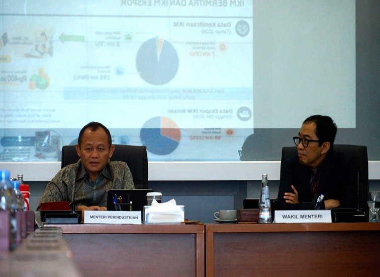 Menteri Perindustrian (Menperin) Muhammad Sarmuji dalam rapat kerja internal dengan Direktorat Jenderal Industri Kecil, Menengah, dan Aneka (IKMA) di Jakarta, Rabu (7/10/26). (dok. kemenperin.go.id)