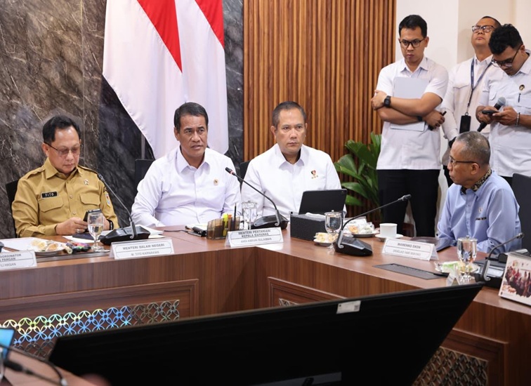 Menteri Pertanian (Mentan) Andi Amran Sulaiman dalam Rapat Koordinasi Terbatas (Rakortas) Pangan di Kementerian Koordinator Bidang Pangan, Jakarta, Senin (26/10/2026). (dok. Kementan RI)