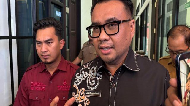 Bupati Kukar Aulia Rahman Basri bersama Direktur PT. MGRM Efri Novianto.(Dok.Achmad)