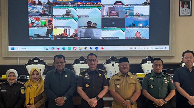 Foto bersama Wabup Berau, Gamalis usai membuka kegiatan Penyuluhan Hukum bertema Jaksa Garda Desa di Ruang Rapat Sangalaki, Selasa (20/10/2026).(Nadzriel/Lingkarkaltim)