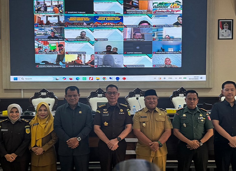 Foto bersama Wabup Berau, Gamalis usai membuka kegiatan Penyuluhan Hukum bertema Jaksa Garda Desa di Ruang Rapat Sangalaki, Selasa (20/10/2026).(Nadzriel/Lingkarkaltim)