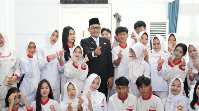 Wagub Seno Aji foto bersama usai memimpin upacara peringatan Hari Sumpah Pemuda ke-98 Tahun 2026 di Pendopo Odah Etam, Samarinda, Rabu (28/10/2026).(Adpim Pemprov Kaltim)
