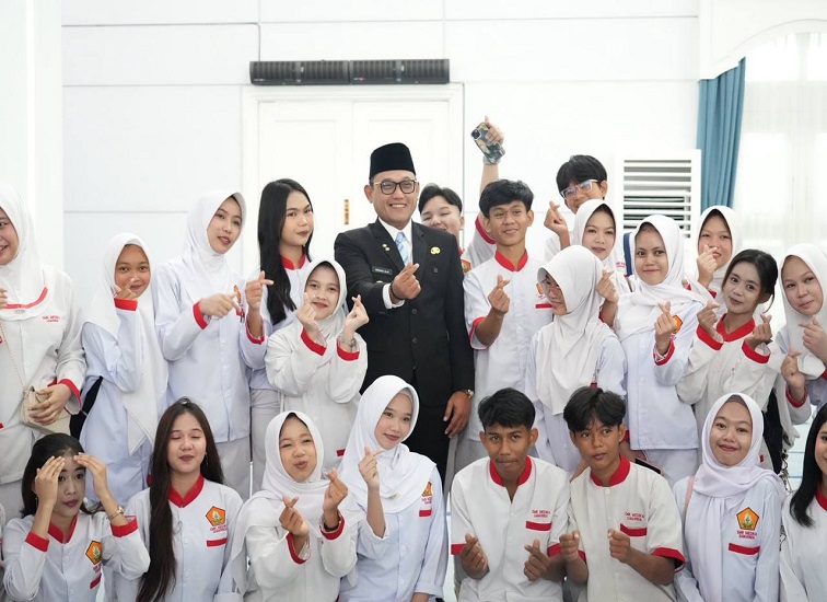 Wagub Seno Aji foto bersama usai memimpin upacara peringatan Hari Sumpah Pemuda ke-98 Tahun 2026 di Pendopo Odah Etam, Samarinda, Rabu (28/10/2026).(Adpim Pemprov Kaltim)
