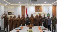 Foto bersama disela sela audiensi Kepala Pusat Veteran Badan Cadangan Nasional Kementerian Pertahanan RI (Kapusvet Bacadnas Kemhan RI) Brigjen TNI Asep Tardiana Wachgi di ruang rapat lantai 2 Kantor Gubernur Kaltim, Senin (26/10/2026).(adpim Pemprov Kaltim)