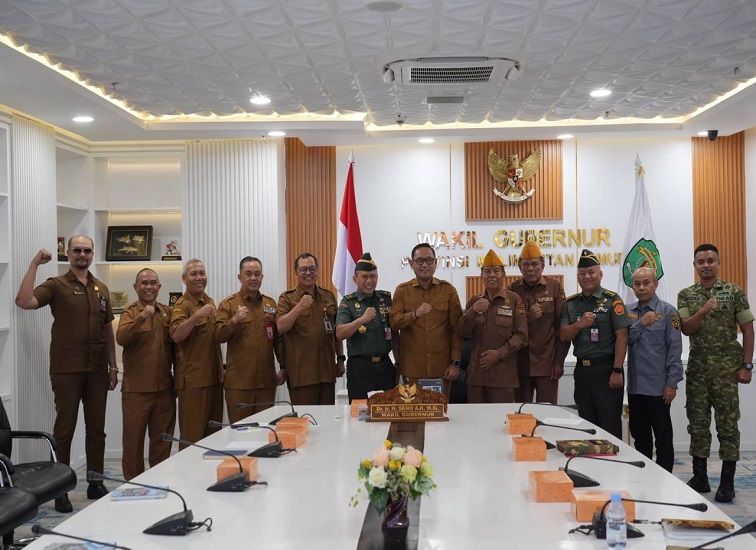 Foto bersama disela sela audiensi Kepala Pusat Veteran Badan Cadangan Nasional Kementerian Pertahanan RI (Kapusvet Bacadnas Kemhan RI) Brigjen TNI Asep Tardiana Wachgi di ruang rapat lantai 2 Kantor Gubernur Kaltim, Senin (26/10/2026).(adpim Pemprov Kaltim)