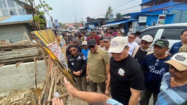 Wali Kota Samarinda, Andi Harun bersama Bupati Kukar, Aulia Rahman Basri saat mengunjungi lokasi pengerjaan sodetan di KM 2, Loa Jalan Ulu.(Devi/Lingkarkaltim)